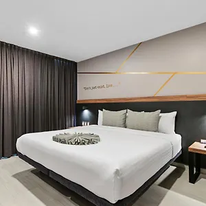 Hotel Bedford, Jurica